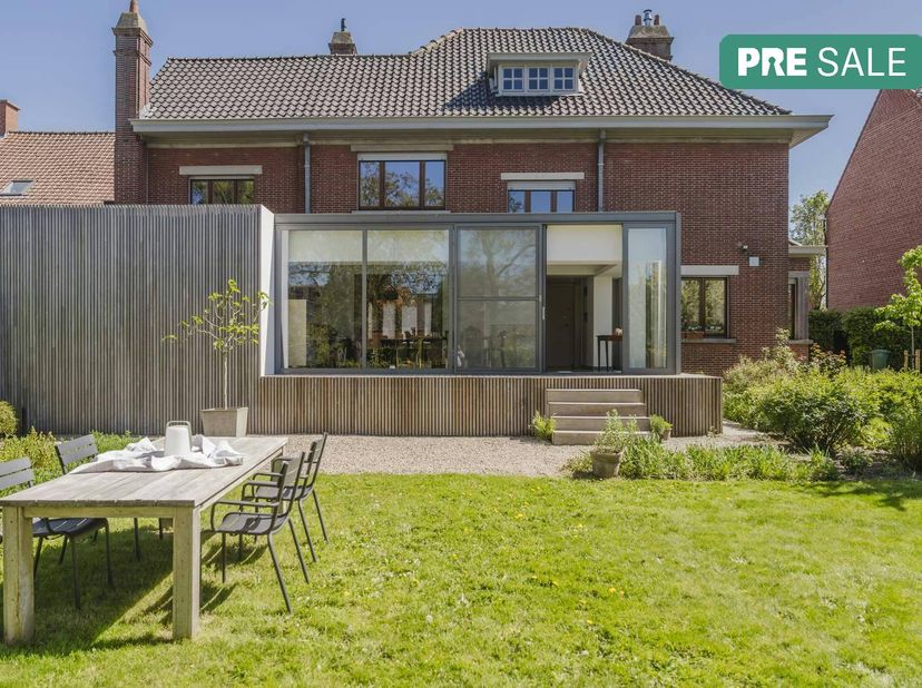 Bij het betreden van de woning word je verwelkomd door een authentieke inkomhal die de charme van het pand benadrukt. De twee leefruimtes worden geken