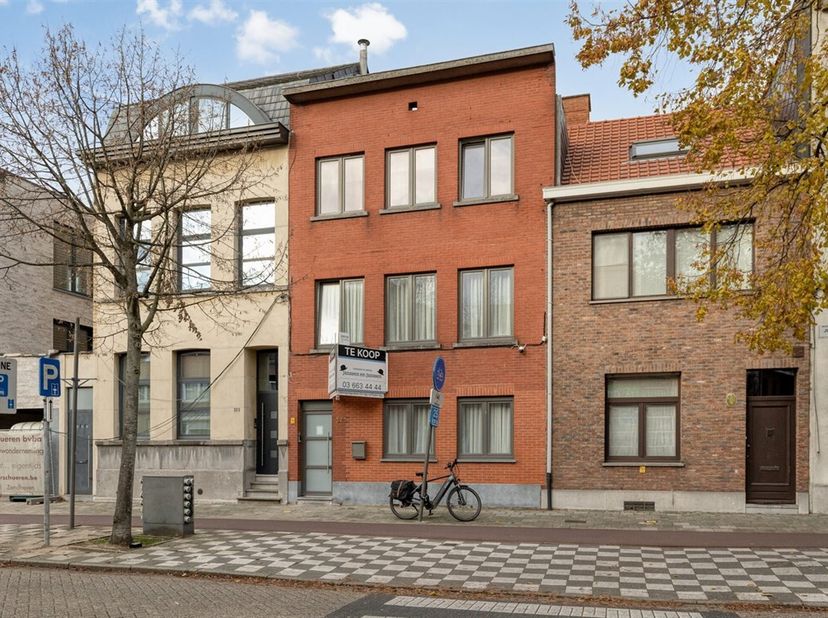 Unieke woning met 2 appartementen, tuin en terras op toplocatie<br />
Op de geliefde Jules Moretuslei vindt u deze volledig gerenoveerde woning, inger