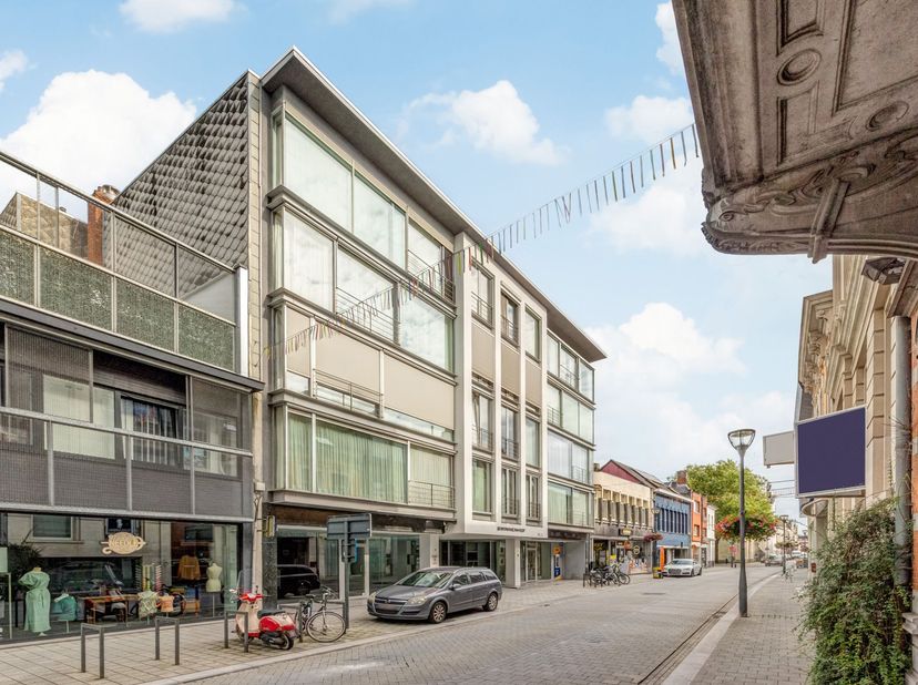 Comfortabel wonen met alle voorzieningen binnen handbereik. Dit charmante en perfect onderhouden appartement ligt in een verzorgde residentie, op wand