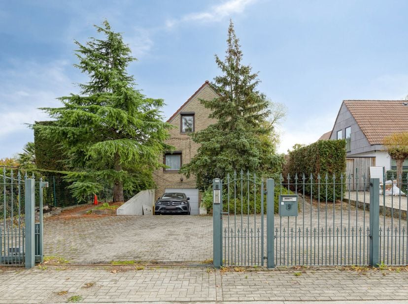 Cette maison 4-façades offre beaucoup d’espace et de possibilités sur un terrain de plus de 11 ares. Le hall d’entrée avec toilette invités mène à la