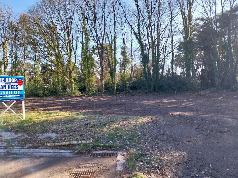 In zeer rustige nieuwe verkaveling gelegen bouwgrond voor open bebouwing van 10 are 14 centiare.<br />
In een nieuwe zijstraat van Sint Theresiastraat