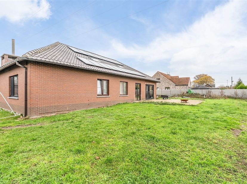 Deze woning in Zonhoven vormt een uitstekende kans voor wie op zoek is naar een pand met potentieel. Het grootste deel van het gelijkvloers is al inst