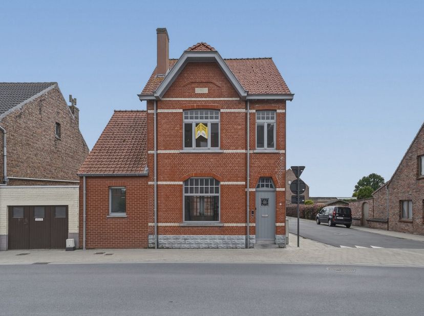 Deze charmante hoekwoning uit 1923 bevindt zich op een perceel van 181 m² en combineert authentieke elementen met hedendaags wooncomfort. De woning we