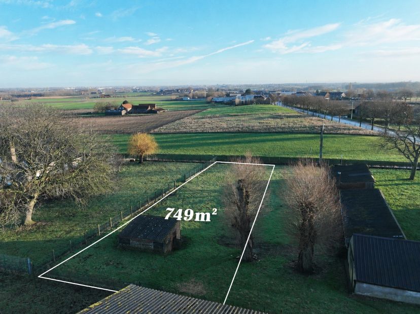 Uitzonderlijk bouwgrond (749m²) in de Elzerijstraat te Moorslede. Een zeldzame locatie&amp;nbsp;waar ruimte, licht en stilte samenkomen met open uitzichte