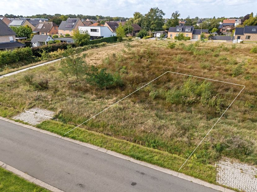 Bouwgrond in een rustige en bosrijke omgeving met een oppervlakte van 794 m².<br />
Geschikt voor het oprichten van een open bebouwing voor ééngezinwo