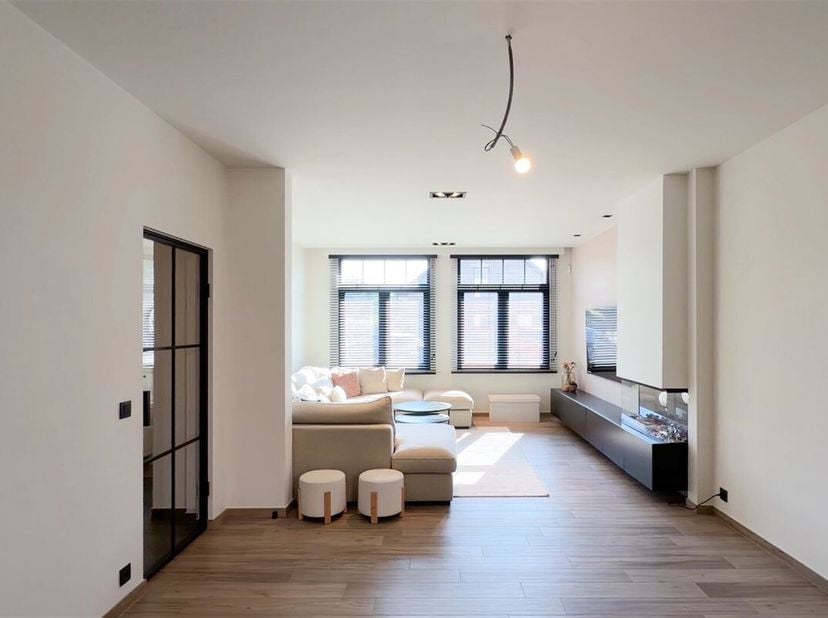 Deze in 2020 vernieuwde woning (betonnen tussenvloeren) en hoge plafonds, ligt in een zone 30, op wandelafstand van school, speelplein, winkel en grat