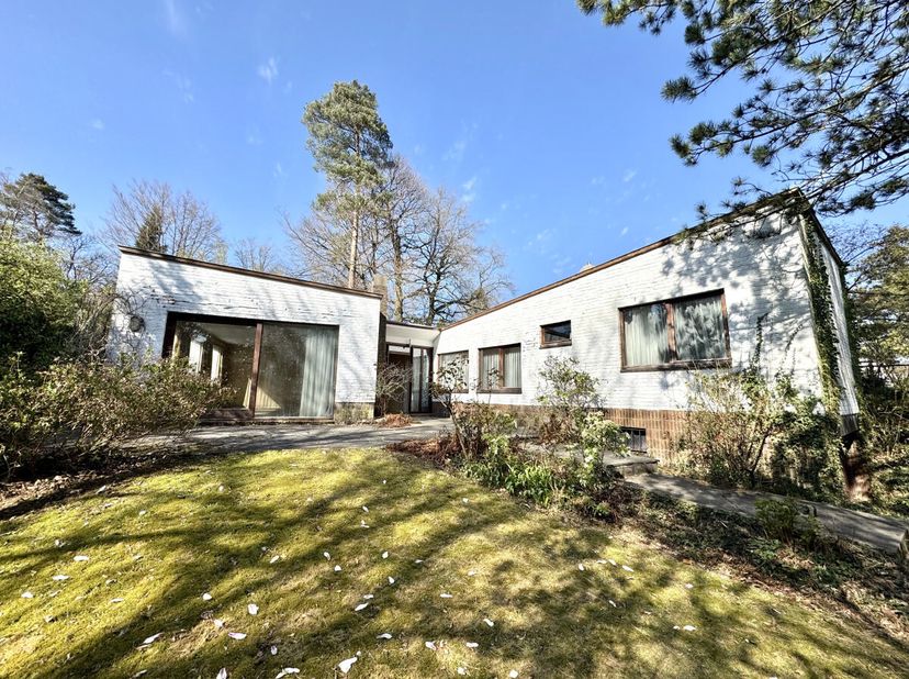 Deze gelijkvloerse villa uit 1962 ligt verscholen in een rustige en groene woonwijk, in de zeer gewilde wijk Les 7 Fontaines in Braine-lAlleud, en bie