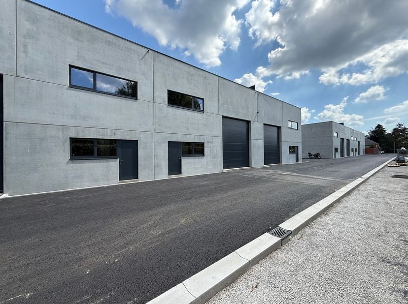 Gloednieuwe KMO-unit&amp;nbsp;met een oppervlakte van 267 m² te koop. Fantastisch gelegen op slechts 500 m van de N9 met een vlotte verbinding naar de exp