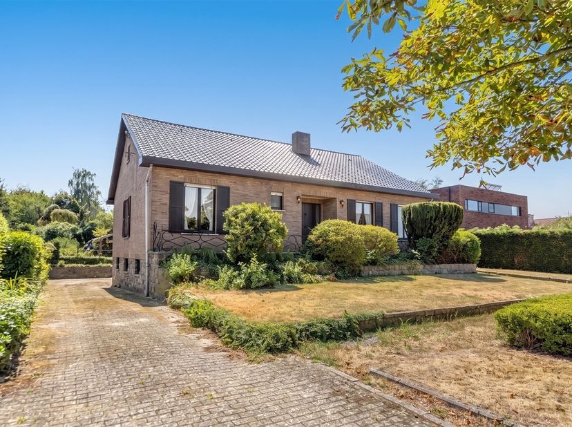 Midden in een groene oase van rust, op een strategische doch rustige ligging in een felbegeerde, verkeersarme en kindvriendelijke woonomgeving, en toc