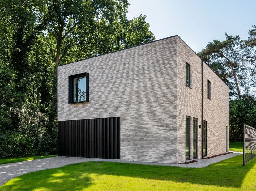 Deze stijlvolle moderne A+ villa is gelegen in een rustige doodlopende straat op één van de mooiste locaties van Mol, midden in de bossen van de 15 Ka