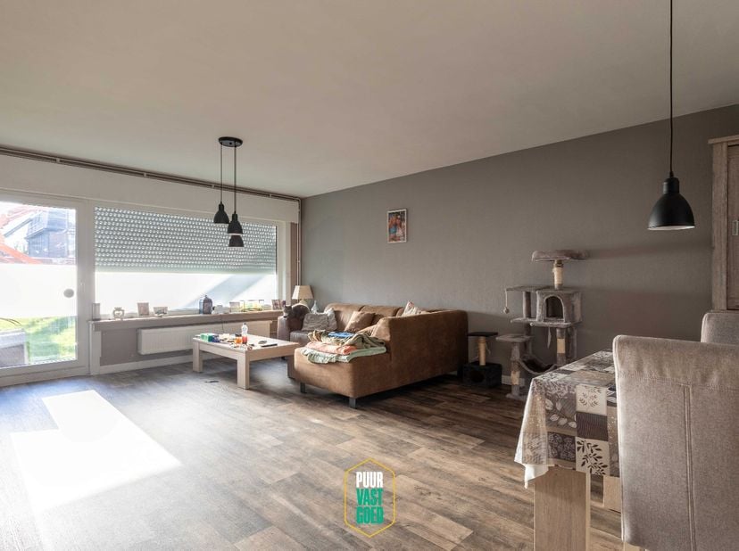 Un appartement rénové au rez-de-chaussée, avec sa propre terrasse donnant sur un jardin intérieur, c'est une opportunité à ne pas manquer. Cet apparte