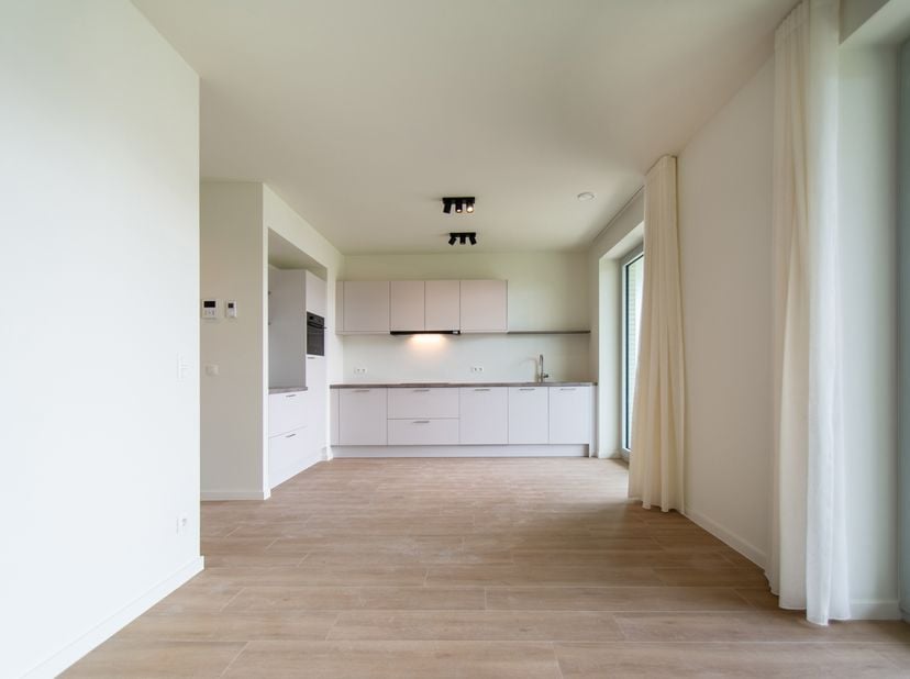 Cet appartement neuf du projet De Groene Poort bénéficie d’un excellent emplacement au Lobroekplein et à proximité du parc Kalverweipark, au cœur du n