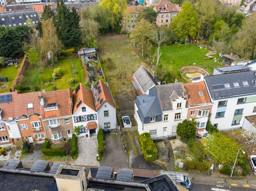 WOLUWE SAINT PIERRE, à proximité immédiate de la Place Dumon, situé en intérieur d'ilot, magnifique parcelle de terrain de +/-9a 05ca vendue avec un p