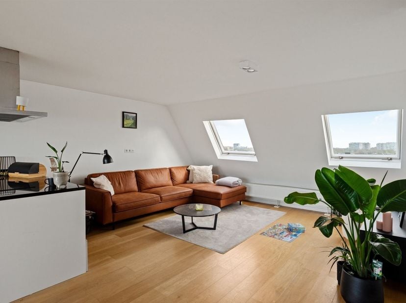 Prachtig dakappartement (72 m²) met ruim terras in hartje Zurenborg <br />
<br />
Ligging: Dit gezellig appartement met terras is gelegen in de Stee