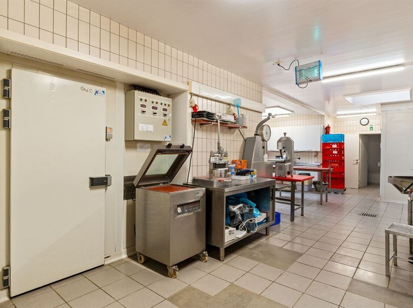 Ruim commercieel gelijkvloers met duplexappartement, tuin en magazijn op toplocatie!<br />
Ligging: Lichtrijk handelshuis op toplocatie in het centrum