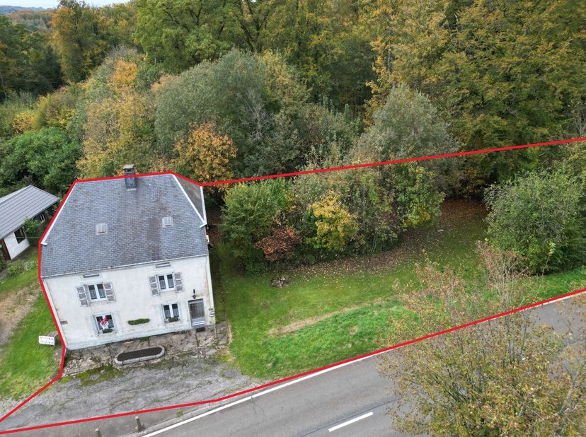 ERA B-LUX stelt deze te renoveren woning voor, gelegen in Lacuisine, in een rustige en groene omgeving, onmiddellijk grenzend aan het bos. De ligging