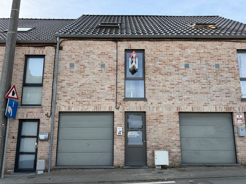 Mooi rijtjeshuis met garage, gebouwd in 2009, gelegen in Harchies. Ideale ligging: vlak bij alle voorzieningen en de snelwegen. <br />
<br />
Dit hu