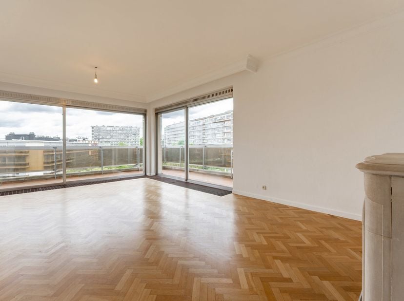 UKKEL, op een steenworp van het Brugmannpark, lichtrijk APPARTEMENT (2SLK/1BADK) van ca. 90 m² bruto-oppervlakte, gelegen op de 9de verdieping van een