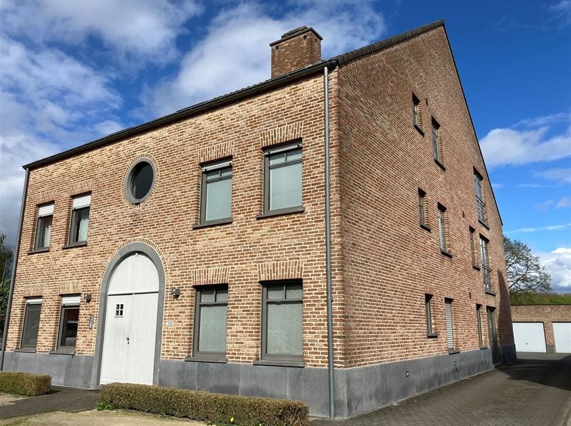 Prachtig en ruim appartement met  2 slaapkamers en terras<br />
Ligging: Strategisch gelegen, met alle voorzieningen en belangrijke verbindingswegen b