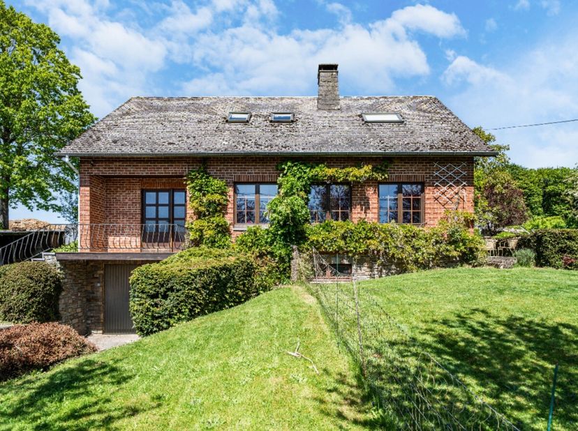 Lagence ERA B-LUX vous présente cette magnifique maison 4 façades, spacieuse et lumineuse, située à Vesqueville, charmant village de la commune de Sai
