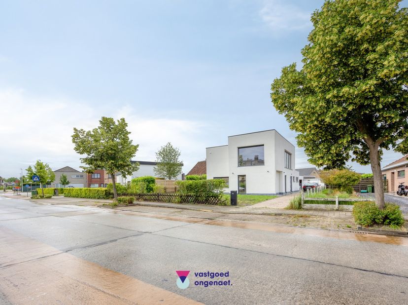 <br />
Deze prachtige open bebouwing combineert rust, ruimte en een uitstekende bereikbaarheid. Gelegen in een rustige omgeving nabij Gent en met een