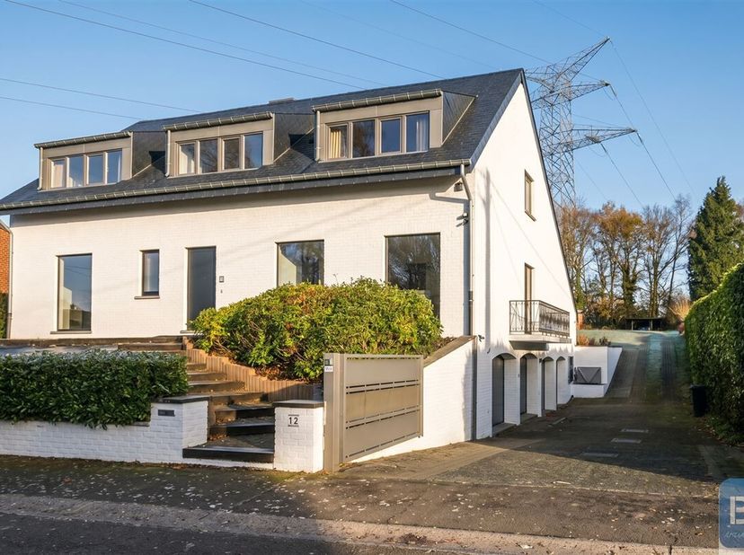 À deux minutes du centre de Beaufays, au calme d'un quartier résidentiel du village de Ninane, une magnifique villa quatre façades de 300m2 habitables
