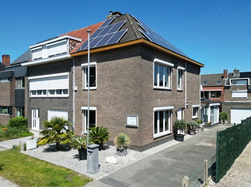 Deze woning ligt in een rustige en aangename woonwijk waar wooncomfort en bereikbaarheid perfect samengaan. De buurt staat bekend om haar residentiële