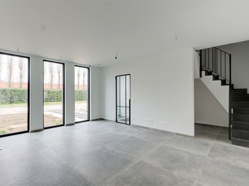 VERKOOP ONDER REGISTRATIERECHTEN! Deze knappe woning werd met kwaliteitsmaterialen en de grootste zorg afgewerkt. Op de gelijkvloerse verdieping bevin