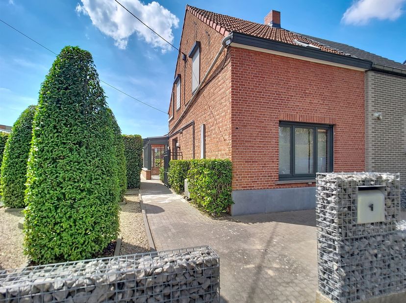 Deze gezellige woning is gelegen op het einde van een doodlopende straat. Een aangename locatie voor wie houdt van rust en privacy, gecombineerd met d