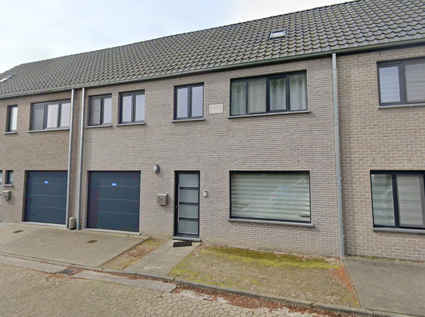 Deze woning is gelegen nabij het centrum van Zele.<br />
Vlot bereikbaar en op fiets- en wandelafstand van openbaar vervoer/station Zele, de markt, wi