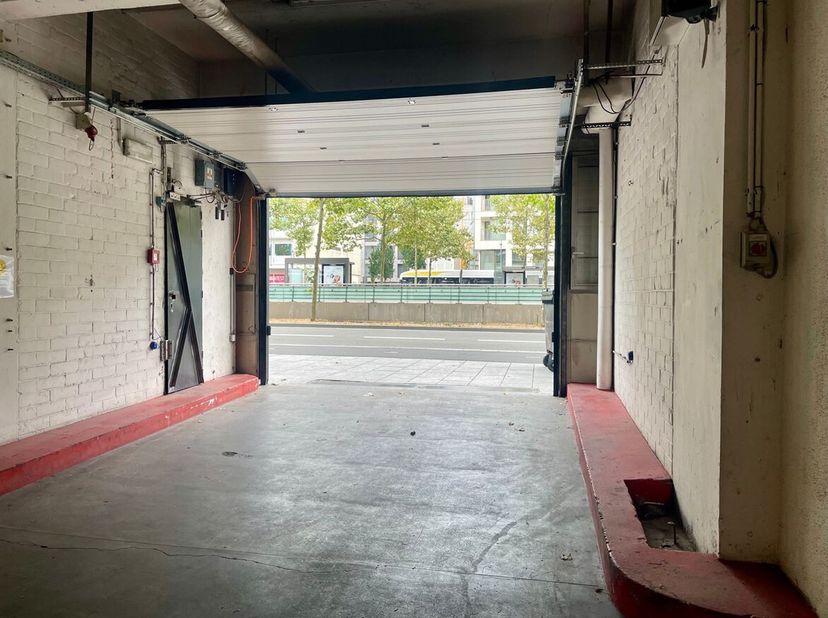 Ligging:<br />
Deze ondergrondse autostaanplaats is uitstekend gelegen op de Italiëlei, pal in het centrum van Antwerpen. Dankzij de centrale ligging