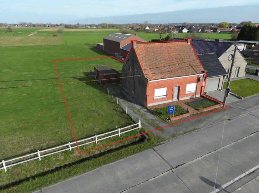 TE RENOVEREN WONING - <br />
<br />
Deze eigendom biedt een unieke kans voor wie op zoek is naar rust en ruimte in een landelijke omgeving, op korte a