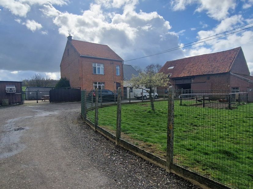 Landschappelijk gelegen te renoveren hoeve langsheen de Heuvelstraat te Tielt-Winge. De hoeve ligt verder van de straat waardoor je geniet van uitzond