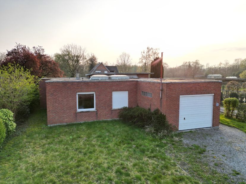 Lichtrijke, vrijstaande laagbouwwoning met 3 slaapkamers, garage en tuin. De woning, opgetrokken in 1963, staat ingeplant op een mooi perceel grond va