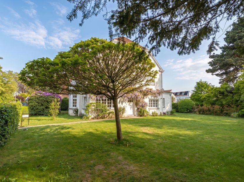 Gelegen in een van de meest gewilde wijken van Woluwe-Saint-Pierre, vlakbij Place Dumon en zijn talrijke winkels, deze elegante karaktervolle villa is