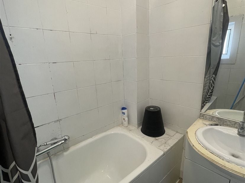 RÉSERVÉ AUX ÉTUDIANTS - ONLY FOR STUDENTS<br />
<br />
Cette chambre d'étudiant est située en plein cœur d'Anvers. Elle est meublée et dispose d'un la