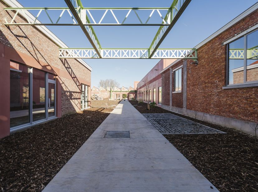 Prachtig gerenoveerde erfgoedunit van ca. 400 m² met toonzaalfunctie (showroom)/kantoor op één niveau. Veel daglicht dankzij grote ramen en 2 aparte i