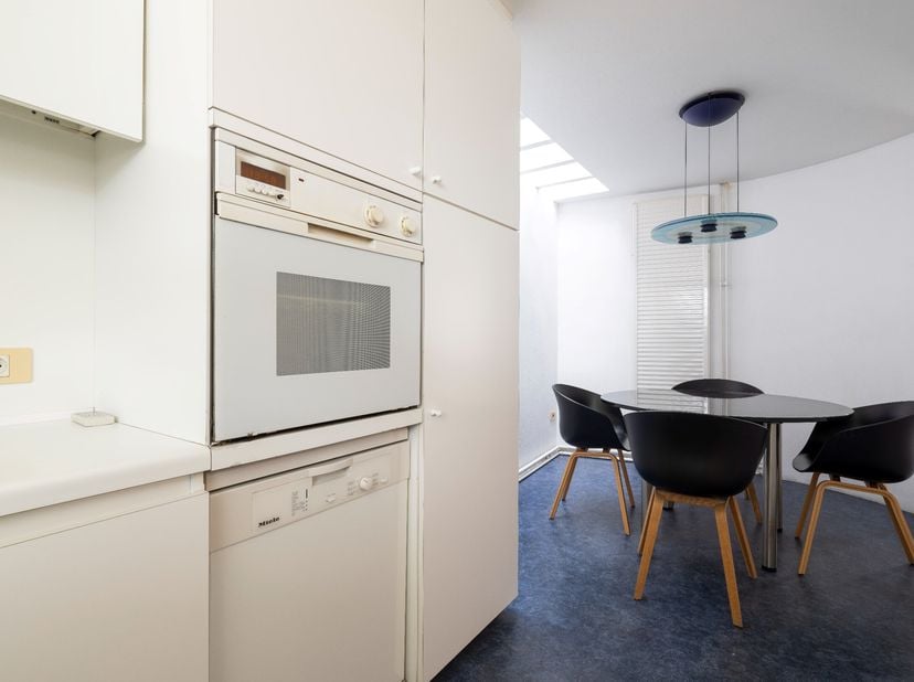 Dit handelspand met bovengelegen appartement is gelegen in het centrum van Turnhout. Het pand heeft een zeer goede ligging waardoor het een vlotte ber