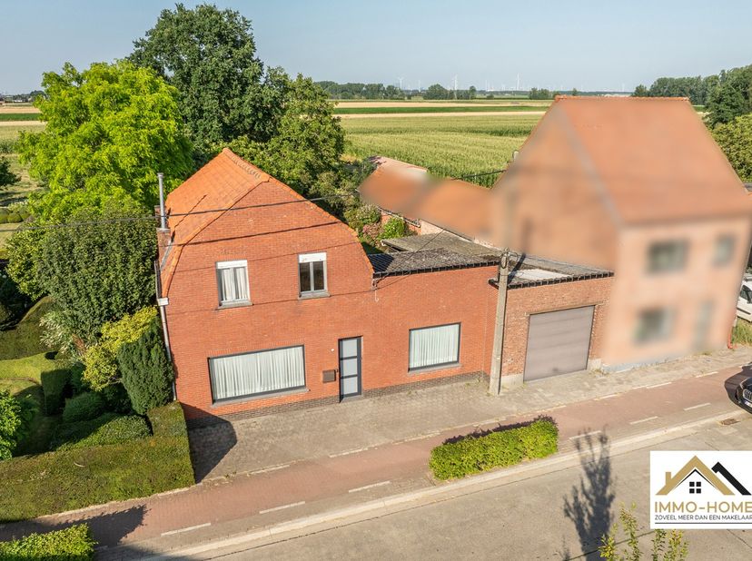Deze te renoveren woning is gelegen op een perceel van maar liefst 1500 m² in een prachtige landelijke omgeving. Het huis bestaat op het gelijkvloers