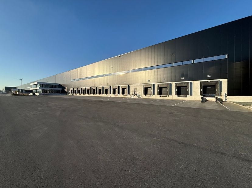 Logistieke toplocatie te huur – nieuwbouwmagazijn van 10.000m² tot&amp;nbsp;25.000m² nabij R4 in Evergem.<br />
<br />
Deze uitstekend gelegen logistieke