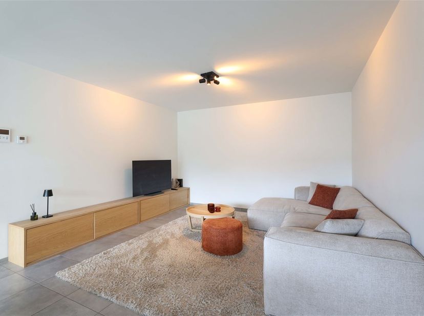 Stijlvol modern appartement met 2 slaapkamers én terras inclusief ondergrondse autostaanplaats<br />
<br />
Omgeving:<br />
+ Gunstige ligging op e