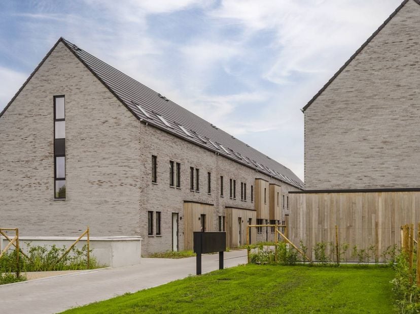 De woning ligt in een gezellige, autovrije straat waar rust en veiligheid centraal staan. Parkeren kan op de openbare parking van de site of ondergron