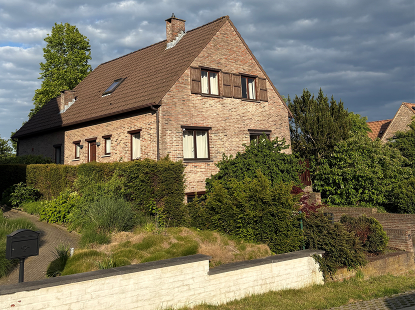 Villa 4 chambres avec jardin située à Tervuren, à quelques minutes de la British School of Brussels (BSB). Le rez-de-chaussée comprend un séjour d'env