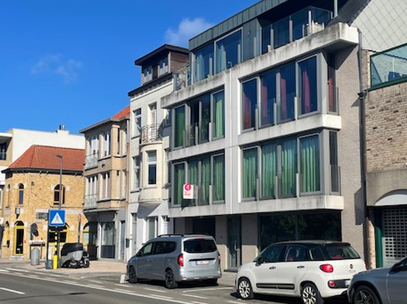 Ruim appartement met twee slaapkamers, garage en ruime kelderberging te huur in het centrum van De Panne. Het appartement ligt op wandelafstand van wi