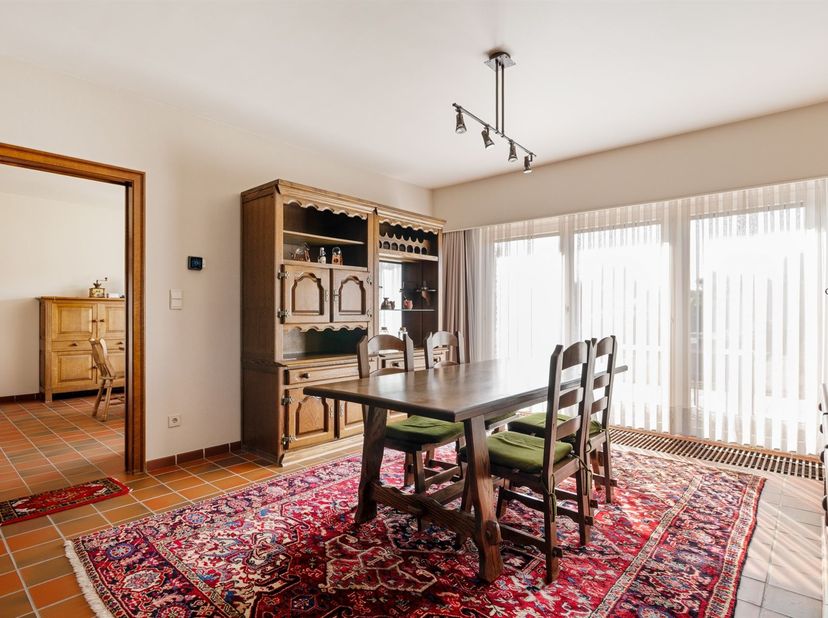 Vrijstaande woning op ruim perceel  van circa 875 m².<br />
<br />
<br />
Via de inkomhal betreden we de woning met gastentoilet. De woonkamer rech
