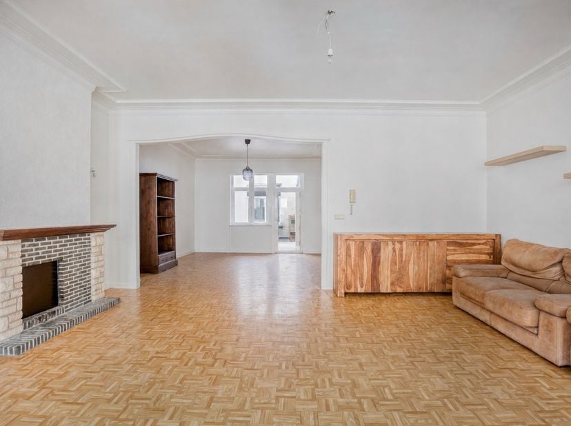 Dit karaktervolle appartement bevindt zich in een rustige straat, midden in het centrum van Oostende, op wandelafstand van winkels, restaurants, openb