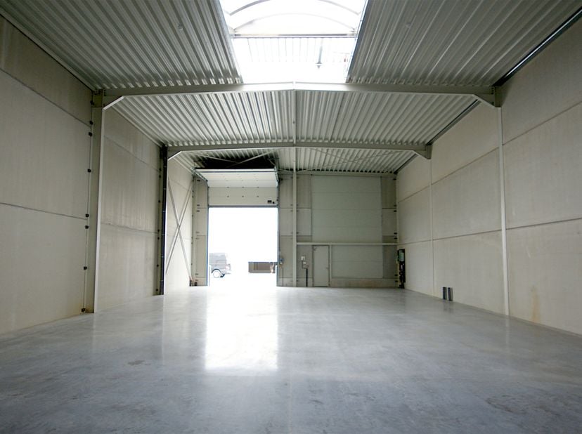 Benaderende AFMETINGEN:&amp;nbsp;<br />
15m x 17m + 2&amp;nbsp;parkeerplaatsen voor de deur.<br />
<br />
AFWERKING:<br />
Metalen constructie met volledige o