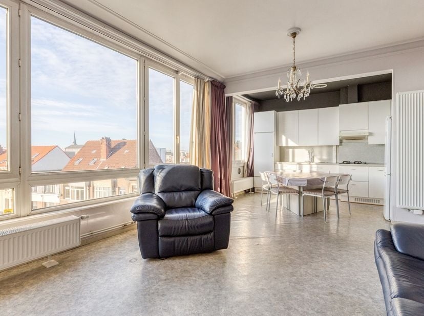 Appartement mansardé prêt à emménager, 87 m², 2 chambres<br />
<br />
Cet agréable appartement mansardé de deux chambres (une très spacieuse et une au
