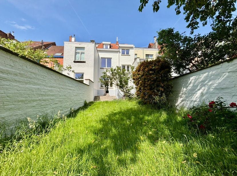 Uccle, dans une rue calme et agréable, à proximité des commerces et des transports en communs, très belle maison de +/- 200 m², entièrement rénovée, p