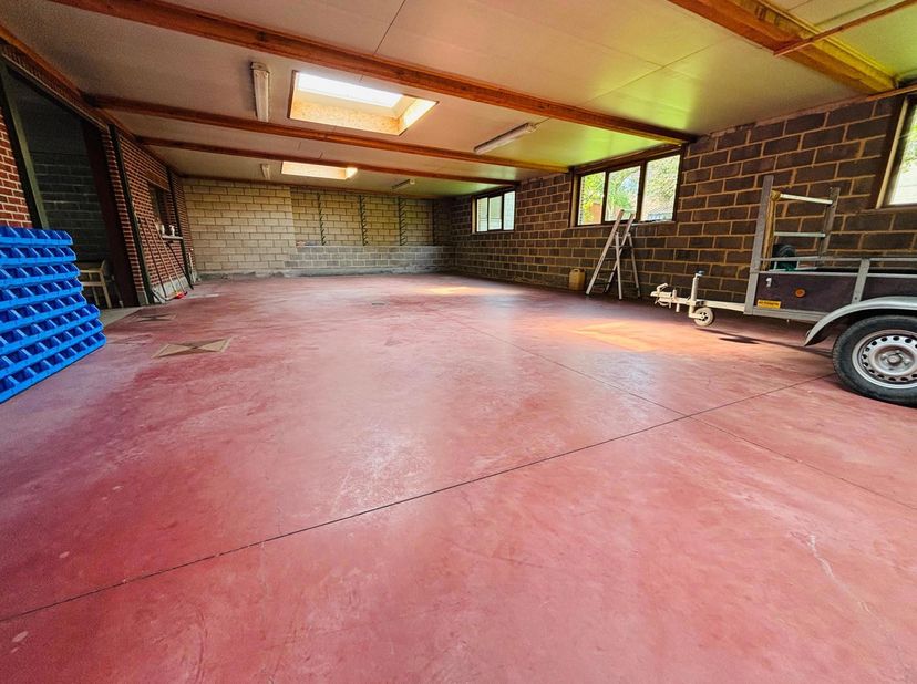 Atelier/ garage idéalement situé dans le centre-ville de Leuze-en-Hainaut !!<br />
Entrepôt pouvant également être un grand garage mais aussi un ateli